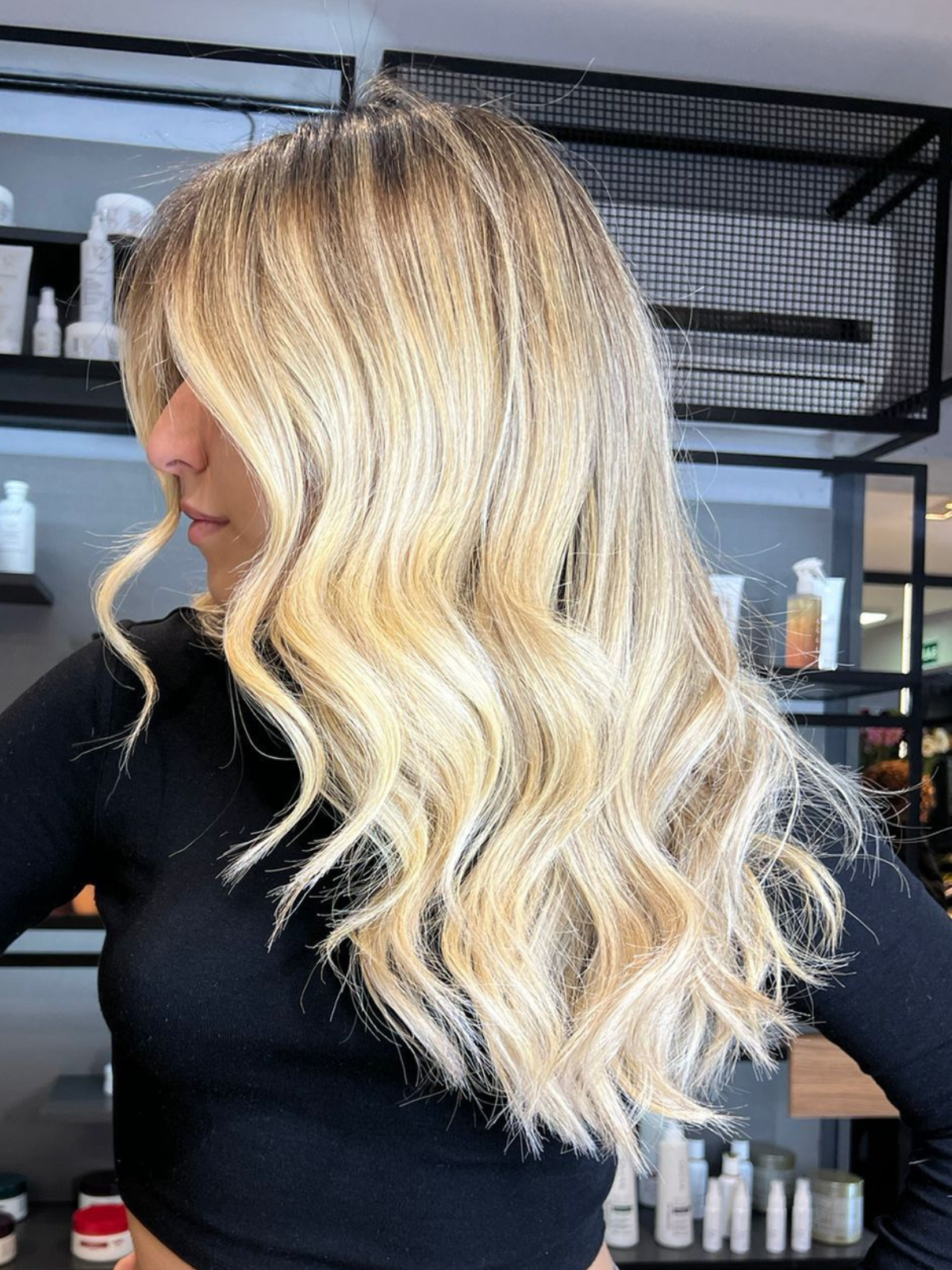 Coloração profissional para quem busca uma cor uniforme, com brilho e durabilidade, respeitando as características do cabelo.