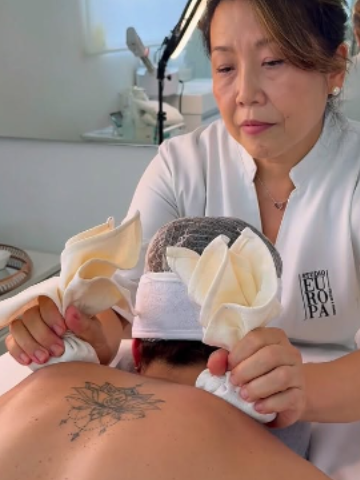 Massagem relaxante para aliviar tensões, reduzir o estresse e promover sensação de relaxamento.