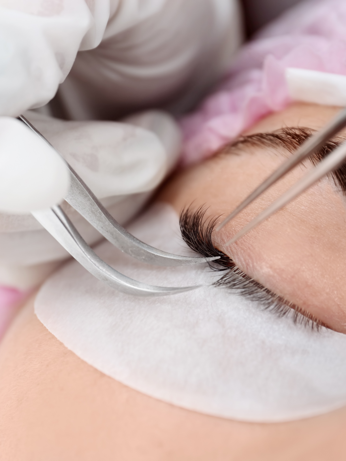 Extensão de cílios para quem busca mais volume, definição e praticidade no dia a dia, valorizando o olhar com um efeito natural e duradouro.